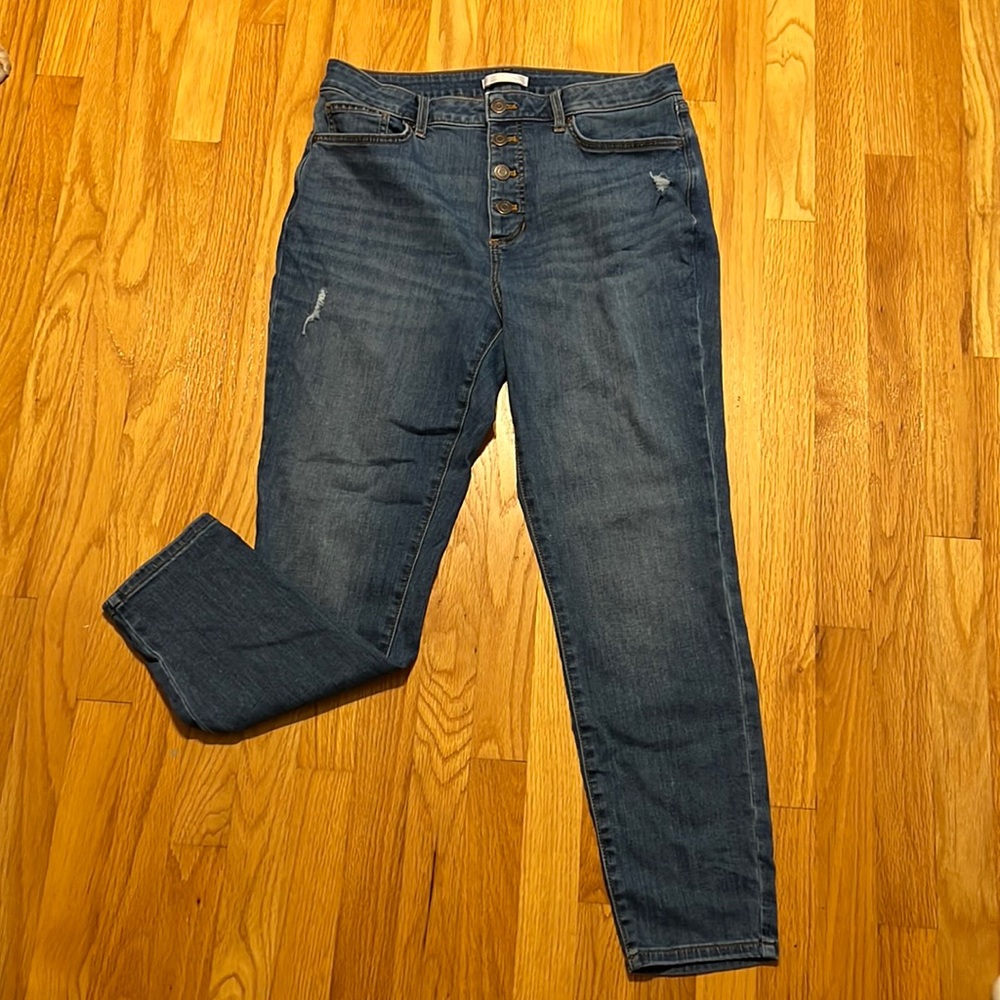 LC size 14 CURVY SKINNY HIGH RISE. Button fly & little distressing